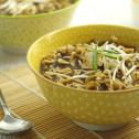 Noodles in brodo con tofu e germogli di soia